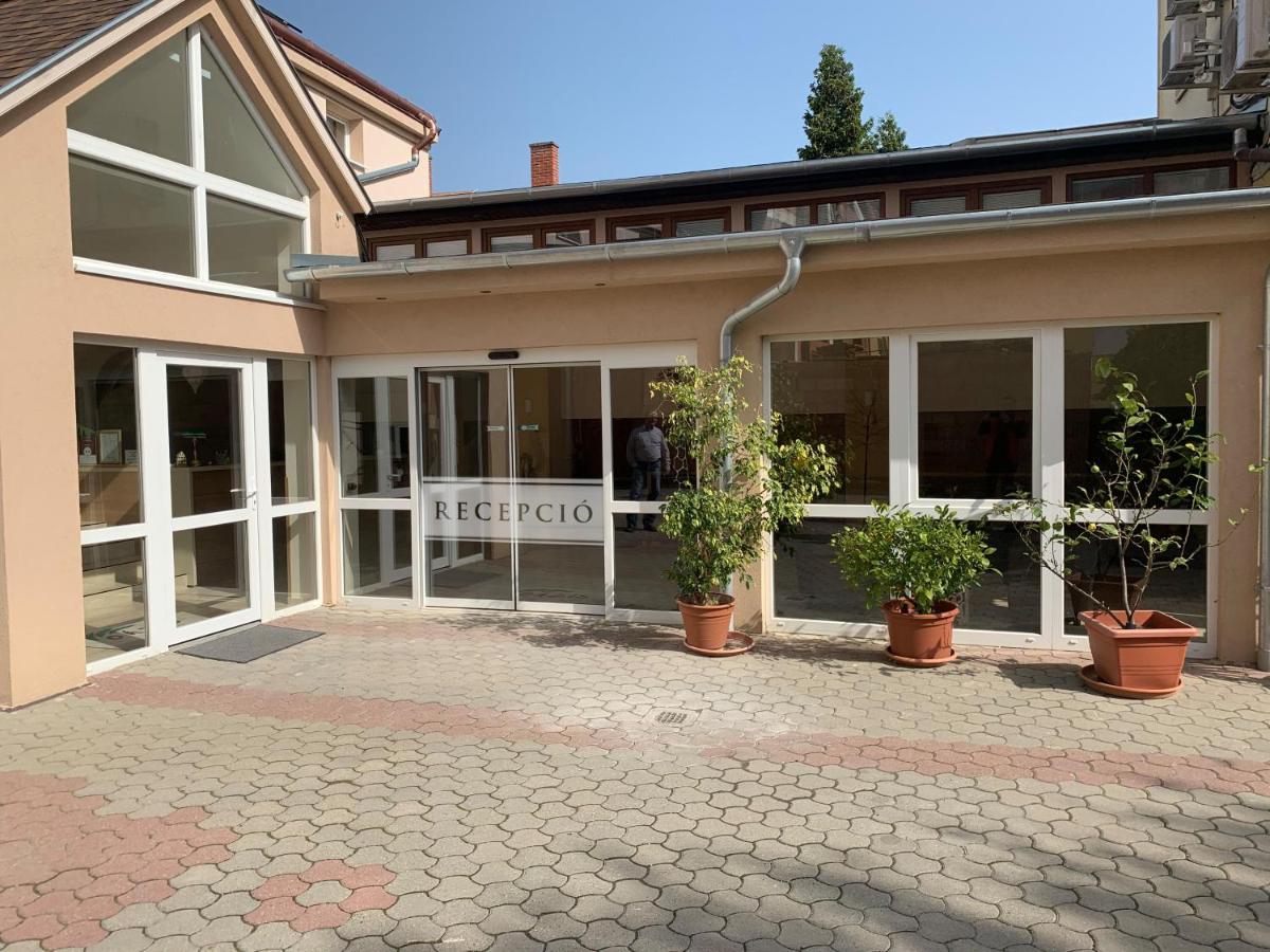 Oazis Hotel*** Надьканіжа Екстер'єр фото